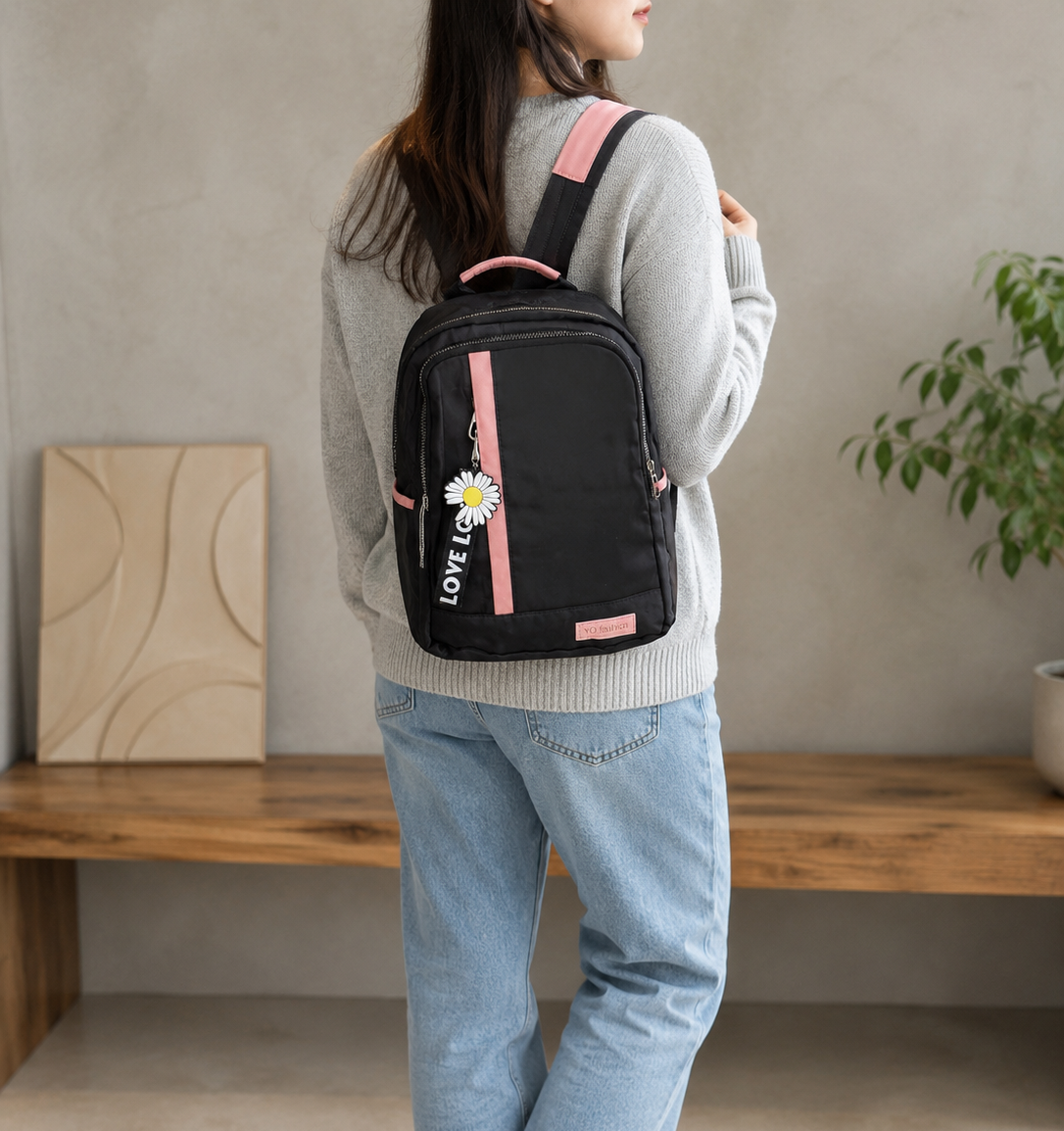 Mochila Urbana para Mujer con Detalles en Rosa y Llavero de Margarita - Varios Colores